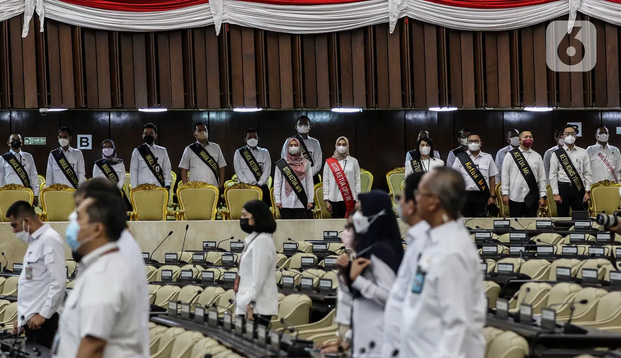 Sejumlah petugas memperagakan pimpinan lembaga tinggi negara dalam gladi bersih persiapan Sidang Tahunan MPR RI, Sidang Bersama DPR RI dan DPD RI dan Sidang Paripurna DPR RI di Kompleks Parlemen, Jakarta, Senin (15/8/2022). Presiden Joko Widodo akan kembali menyampaikan pidato kenegaraan dan keterangan pemerintah terkait RUU APBN 2023 dan Nota Keuangan dalam Rapat Tahunan MPR dan Rapat Bersama DPR & DPD RI pada Selasa, 16 Agustus 2022. (Liputan6.com/Johan Tallo)