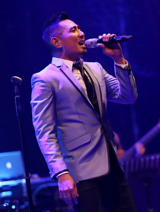 Konser tunggal pertama Rio Febrian menjadi wujud apresiasi Rio kepada para musisi senior dan segenap penggemar tercinta. (Galih W. Satria/Bintang.com)