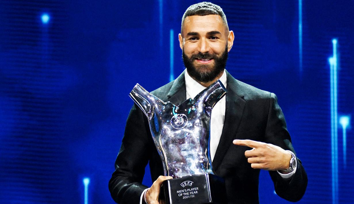 Bomber Real Madrid, Karim Benzema, tak mampu menutupi kebahagiaan usai dinobatkan sebagai pemain terbaik Eropa 2022. Pemain asal Prancis itu mengaku sangat senang lantaran ini merupakan gelar pertamanya untuk penghargaan individu versi UEFA tersebut. (AFP/Ozan Kose)