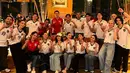 Cinta Laura juga hadir mengenakan jersey merah timnas. Dipadukan celana denim skinny serta sneakers putih. [@elelrumi]