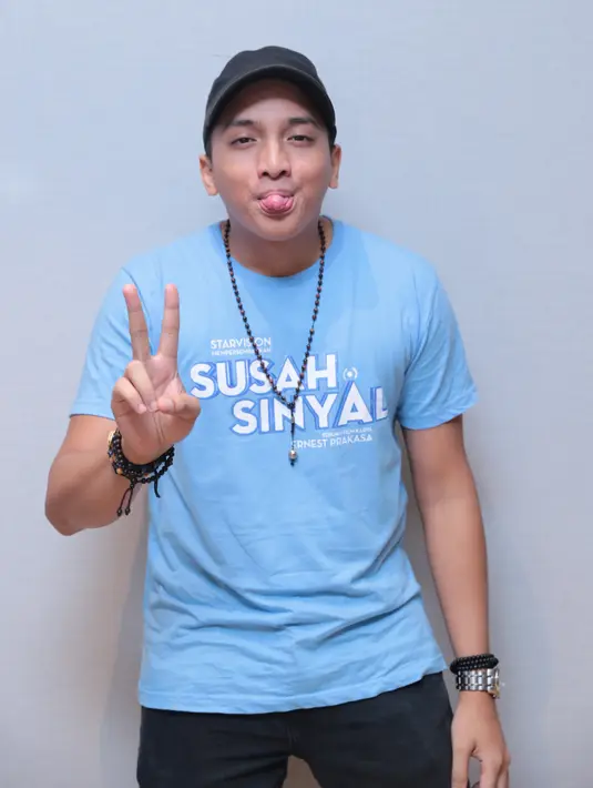 "Jadi gini gue uda kenal Ernest udah lama, Ernest waktu standup aja tidak tergiurkan oleh apapun. Pokoknya dari hati, dan orang-orang juga menyukai karya dia," jelas G Pamungkas. (Adrian Putra/Bintang.com)