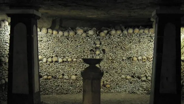 Catacombs Paris, Prancis (Wikimedia Commons)