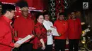 Ketua Umum DPP PDIP, Megawati Sukarnoputri (ketiga kiri) menyerahkan surat rekomendasi kepada pasangan Cagub dan Cawagub Maluku Utara di Jakarta, Kamis (4/1). PDIP secara resmi mengumumkan empat pasang cagub dan cawagub. (Liputan6.com/Helmi Fithriansyah)