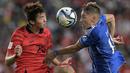 Bek tengah Timnas Korea Selatan, Kim Ji-soo (kiri) menjadi pemain termuda keempat pada ajang Piala Asia 2023. Pemain yang tengah menjalani musim pertama bersama Brentford B ini berusia 19 tahun, 1 bulan dan 1 hari saat diturunkan Timnas Korea Selatan menghadapi Malaysia pada laga ketiga Grup E Piala Asia 2024 (25/1/2024) yang berakhir dengan kekalahan 1-2. (AFP/Juan Mabromata)