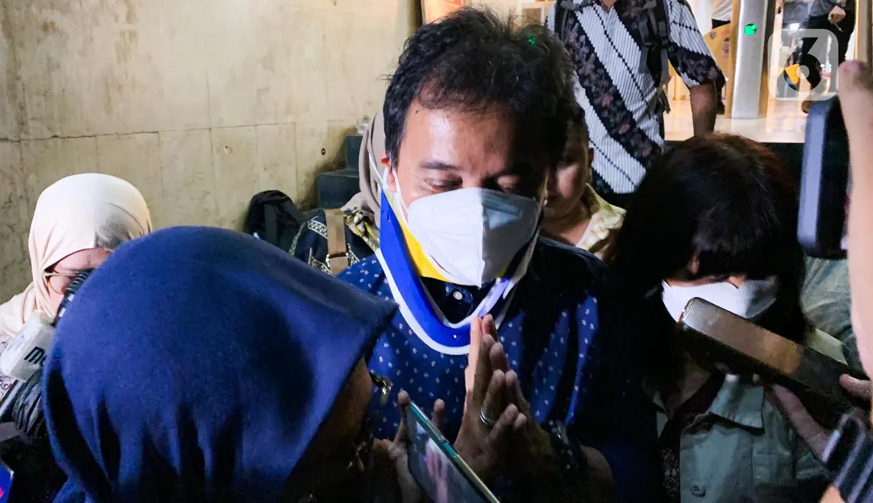 Roy Suryo usai menjalani pemeriksaan di Direskrimum Polda Metro Jaya, Jakarta, Kamis (28/7/2022). Roy Suryo telah menjalani pemeriksaan lanjutan sebagai tersangka kasus meme stupa Candi Borobudur. (Liputan6.com/Faizal Fanani)