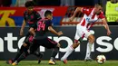 Pemain Red Star Belgrade, Nenad Krsticic berusaha menghindari kawalan pemain Arsenal Francis Coquelin dan Reiss Nelson pada pertandingan Grup H Liga Europa di Stadion Rajko Mitic, Kamis (19/10). The Gunners menang tipis 1-0. (AP/Darko Vojinovic)