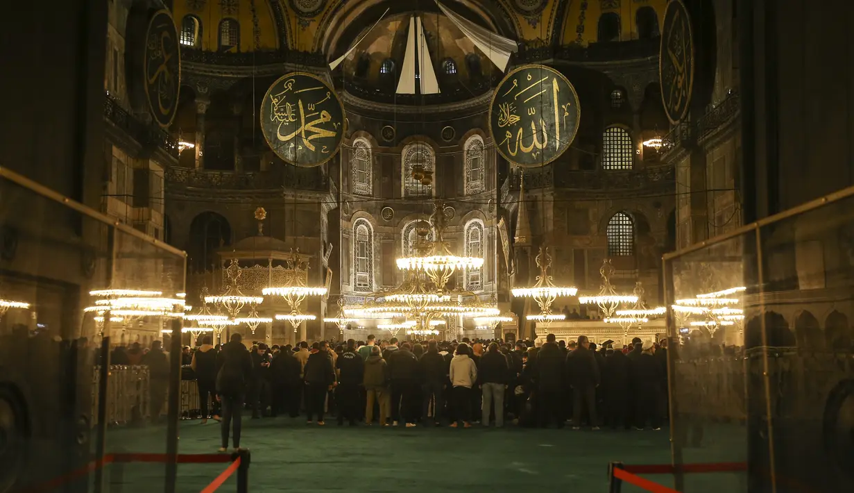 Bagi umat muslim, Masjid Hagia Sophia menjadi salah satu masjid yang sangat bersejarah.  (AP Photo/Emrah Gurel)