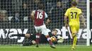 Kiper Burnley, Tom Heaton menjadi yang teratas sebagai penjaga gawang dengan penyelamatan terbanyak yaitu 77 kali mengamankan gawang hingga pekan ke-17 Premier League. (Reuters/Eddie Keogh)