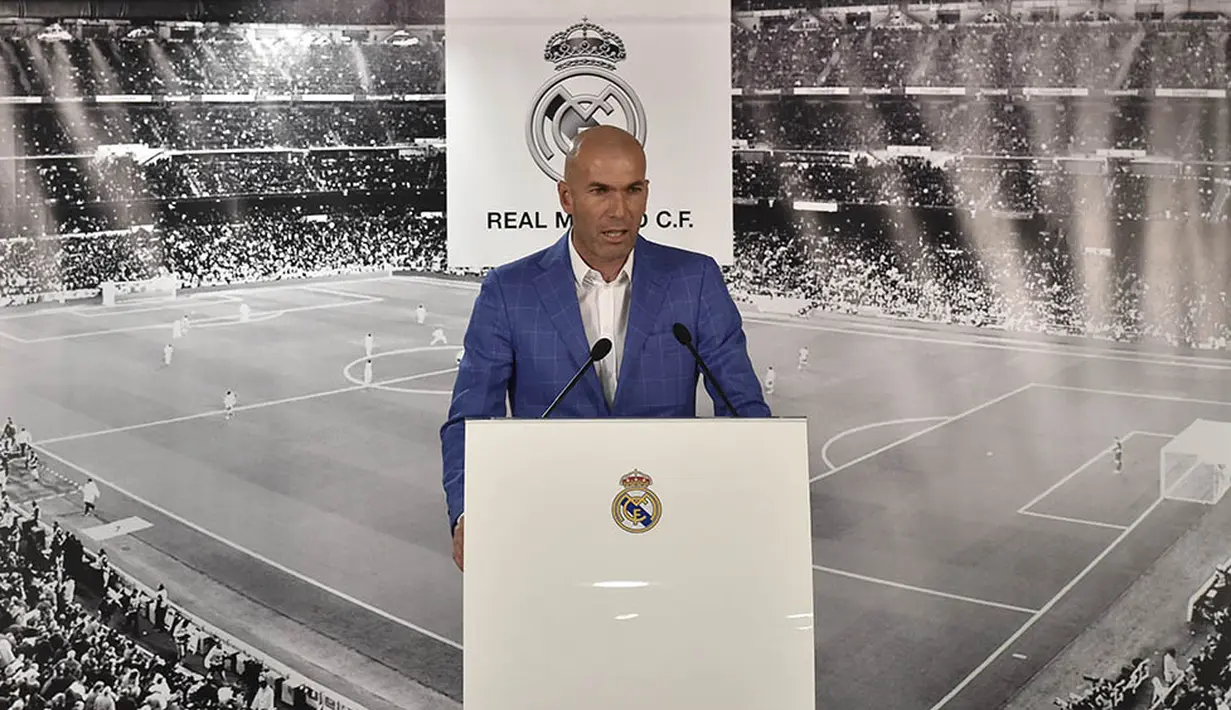 Pidato pertama Zinedine Zidane sebagai pelatih Real Madrid menggantikan Rafael Benitez. (AFP/Gerard Julien)