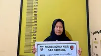 Emak-emak jual sabu yang ditangkap oleh Polres Rokan Hilir. (Liputan6.com/M Syukur)