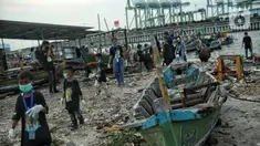 Anak-anak pesisir dan sukarelawan saat membersihkan sampah di Pemukiman Nelayan Manunggal, Cilincing, Jakarta Utara, Minggu (18/9/2022). Tumpukan sampah yang berserakan di kawasan pemukiman nelayan Manunggal, Cilincing menginisasi Kelas Jurnalis Cilik untuk membersihkan sampah dan mengedukasi kepada anak-anak pesisir serta masyarakat pentingnya menjaga kebersihan di lingkungan sekitar. (merdeka.com/Iqbal S. Nugroho)