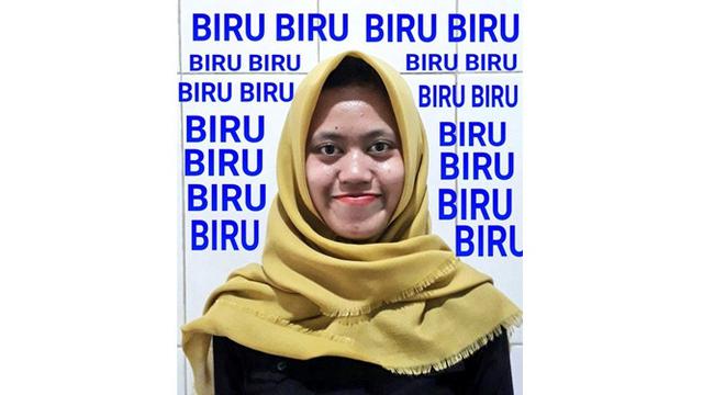 Wanita Ini Minta Diedit Fotonya Diberi Latar Biru, 7 Hasilnya Bikin Geleng Kepala