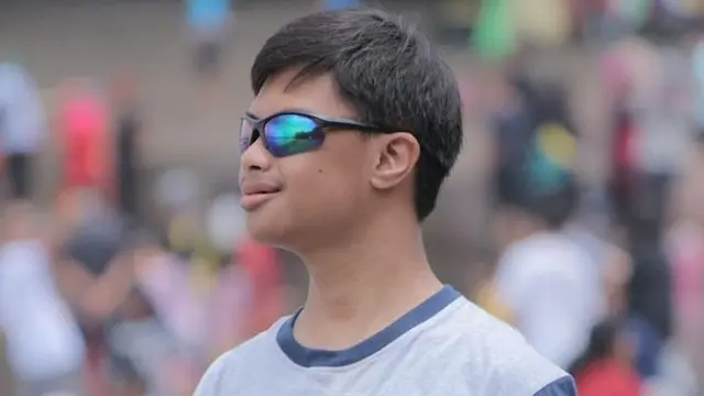 Junior Caesar J Noya, penyandang Down syndrome asal Bandung yang pandai bernyanyi. Foto: tangkapan layar Instagram junior_noya.