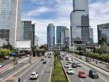 Kondisi lalu lintas di Tol Dalam Kota, Jakarta, Kamis (24/2/2022). Mulai 26 Februari 2022 pukul 24.00 WIB, tarif Tol Dalam Kota mengalami kenaikan sebesar Rp 500 berlaku untuk semua golongan kendaraan. (merdeka.com/Iqbal S. Nugroho)