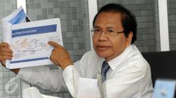 Menko Kemaritiman Rizal Ramli menunjukkan rencana trayek tol laut 2016 saat melakukan pertemuan dengan pimpinan SCM Grup di Jakarta, Rabu (15/6/2016). Pertemuan membahas beberapa permasalahan terkini. (Liputan6.com/Helmi Fithriansyah)