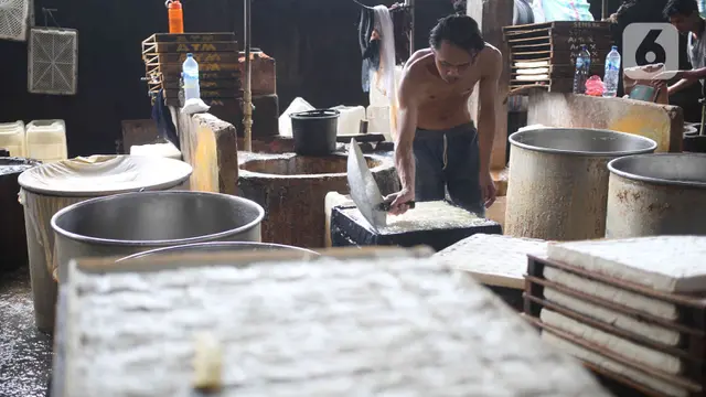 Aktivitas Pabrik Pembuat Tahu di Tengah Himpitan Kenaikan Harga Kedelai