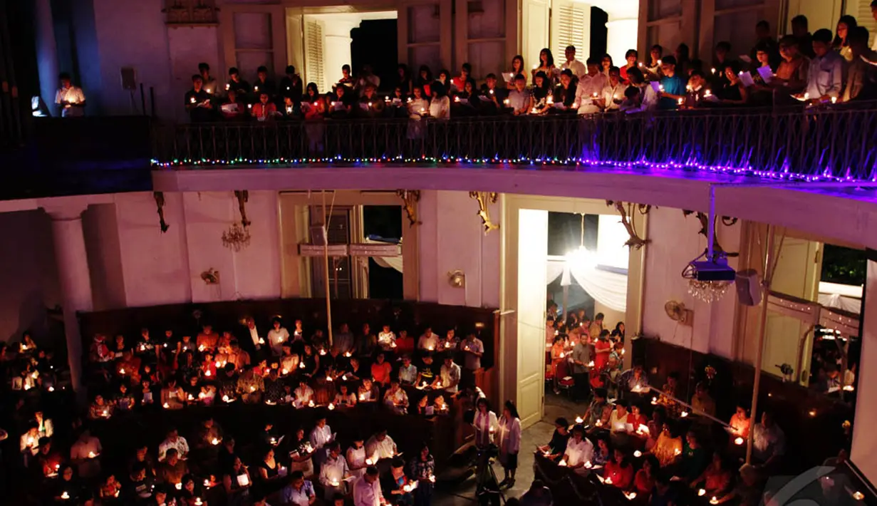Umat Kristiani menyalakan lilin saat mengikuti Misa Natal di Gereja Immanuel Jakarta, Rabu (24/12/2014). (Liputan6.com/Faizal Fanani)