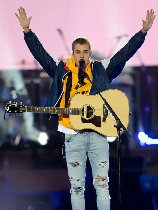 Penyanyi Justin Bieber tampil membawakan lagu dalam konser amal bertajuk "One Love Manchester" di Manchester, Minggu (4/6). Konser itu untuk mengenang dan menggalang dana bagi para korban bom di konser Ariana Grande 22 Mei silam. (Dave Hogan via AP)