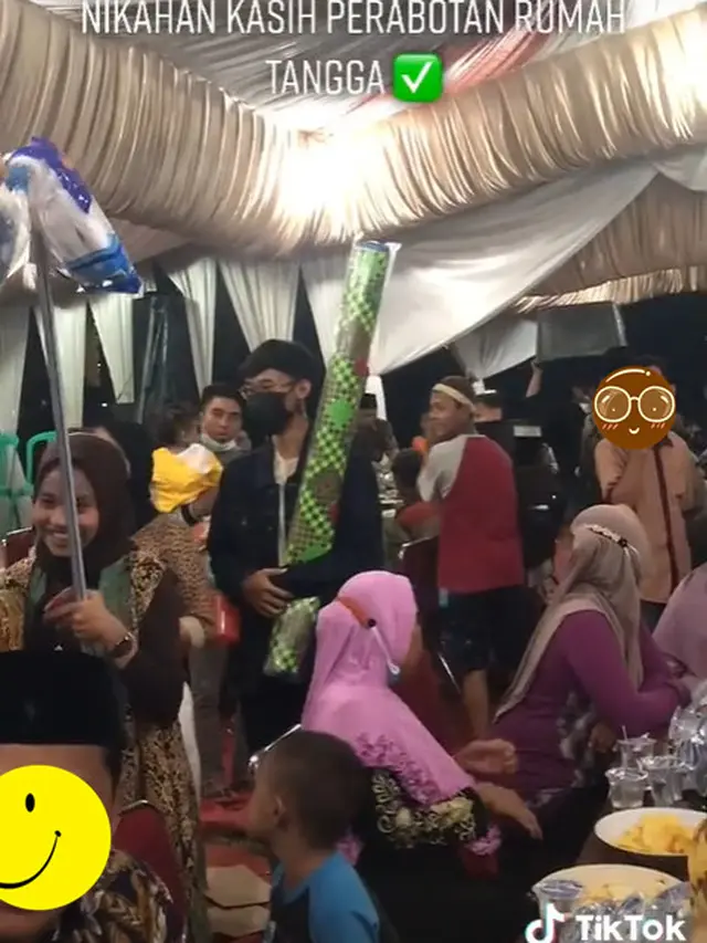 Anti Mainstream, Rombongan Ini Bawa Perabot Rumah Tangga untuk Kado Pernikahan