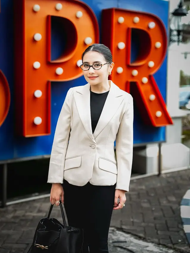 6 Inspirasi Outfit Baju Kantor Ala Prilly Latuconsina, Kasual hingga Formal