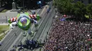 Parade balon balon karakter kartun dan film animasi ini merupakan agenda tahunan dalam rangka menyambut perayaan Natal. (RODRIGO ARANGUA/AFP)