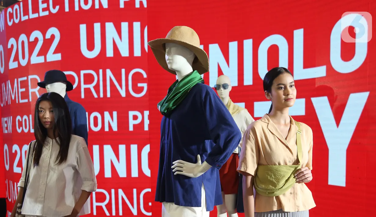 Model saat catwalk dalam Koleksi LifeWear 2022 Spring Summer UNIQLO di Senayan City, (13/01/2022). UNIQLO LifeWear diciptakan sesuai dengan kebutuhan sehari-hari dalam mencari inspirasi gaya dengan koleksi baru mulai dari jaket, gaun, kaus hingga sportswear. (Liputan6.com/Fery Pradolo)