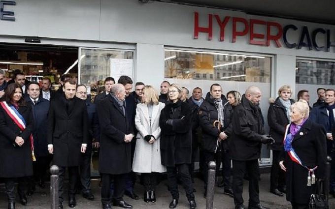 Emmanuel Macron memimpin jalannya upacara peringatan tiga tahun tragedi Charlie Hebdo. (AP)