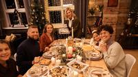 Ilustrasi makan bersama keluarga saat Natal. (Photo by Nicole Michalou/Pexels)