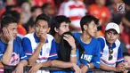 Suporter tim Singo Edan terlihat kecewa saat kekalahan Arema FC dari Persija pada lanjutan Go-Jek Liga 1 Indonesia 2018 bersama Bukalapak di Stadion GBK Jakarta, Sabtu (31/3). Arema FC kalah telak 1-3. (Liputan6.com/Helmi Fithriansyah)