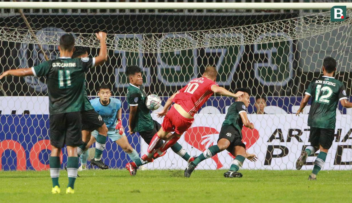 <p>Pemain Persija Jakarta, Hanno Behrens menendang bola ke gawang Persikabo 1973 dalam pertandingan pekan keempat BRI Liga 1 2022/2023 di Stadion Pakansari, Cibinong, Minggu (14/8/2022). (Bola.com/M Iqbal Ichsan)</p>