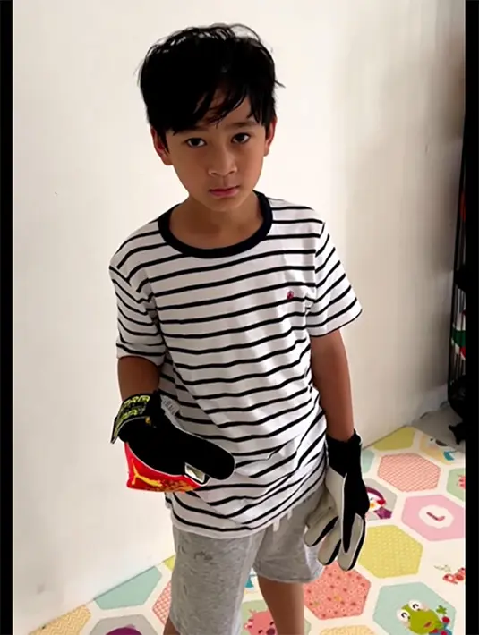 Rafathar yang sedang bermain bola langsung menyebut ingin nonton langsung sepak  bola asal Inggris, Liverpool. [Instagram/raffinagita1717]