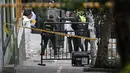Polisi penjinak bom melakukan pemeriksaan di lokasi ledakan di dekat arena adu banteng Plaza Santamaria di pusat kota Bogota, Kolombia, Minggu (19/2). Peristiwa itu menyebabkan satu orang polisi tewas dan sebanyak 30 orang terluka. (STR/AFP)