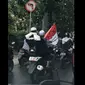 Bendera merah putih yang telah dicoret dengan tulisan Arab dan gambar silang pedang berwarna hitam. (facebook.com)