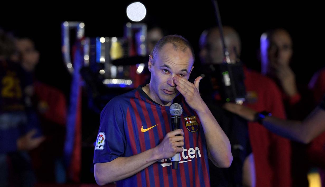 Kepergian Xavi ke Qatar membuat ban kapten Barcelona otomatis diserahkan kepada Andres Iniesta. Memimpin tim sejak 2015 hingga 2018, Iniesta berhasil mengantarkan Barcelona dua kali meraih juara LaLiga dan tiga kali Copa del Rey. (Foto: AFP/Lluis Gene)