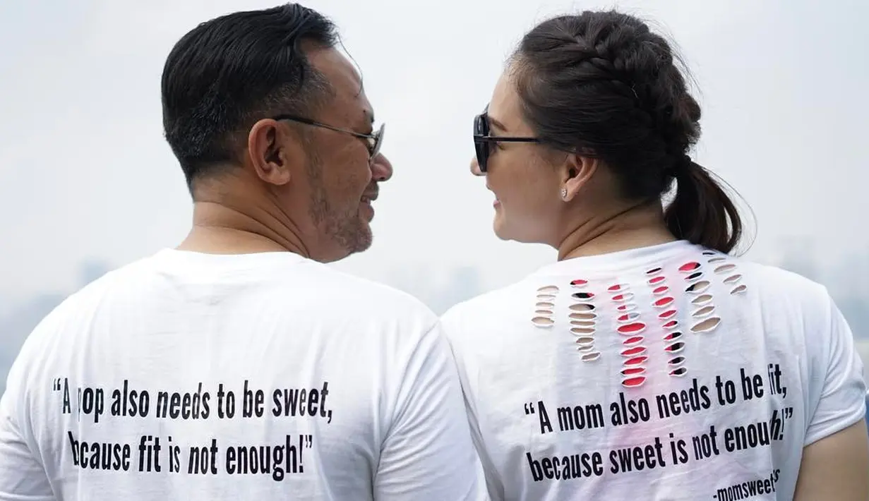 Walaupun sudah tidak muda lagi, Mona Ratuliu dan Indra Brasco sempat memakai baju couple layaknya anak muda jaman sekarang. (Foto: instagram.com/indrabrasco)