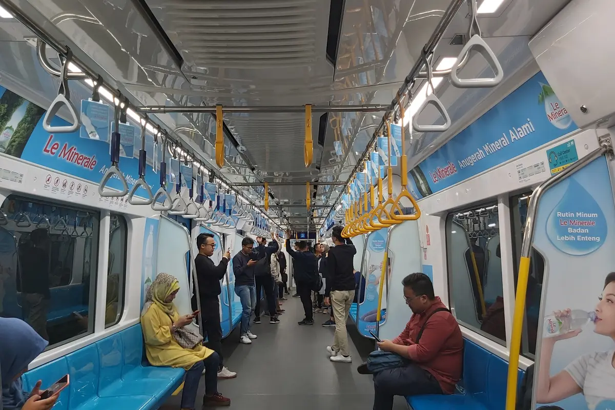Suasana di dalam kereta MRT Jakarta