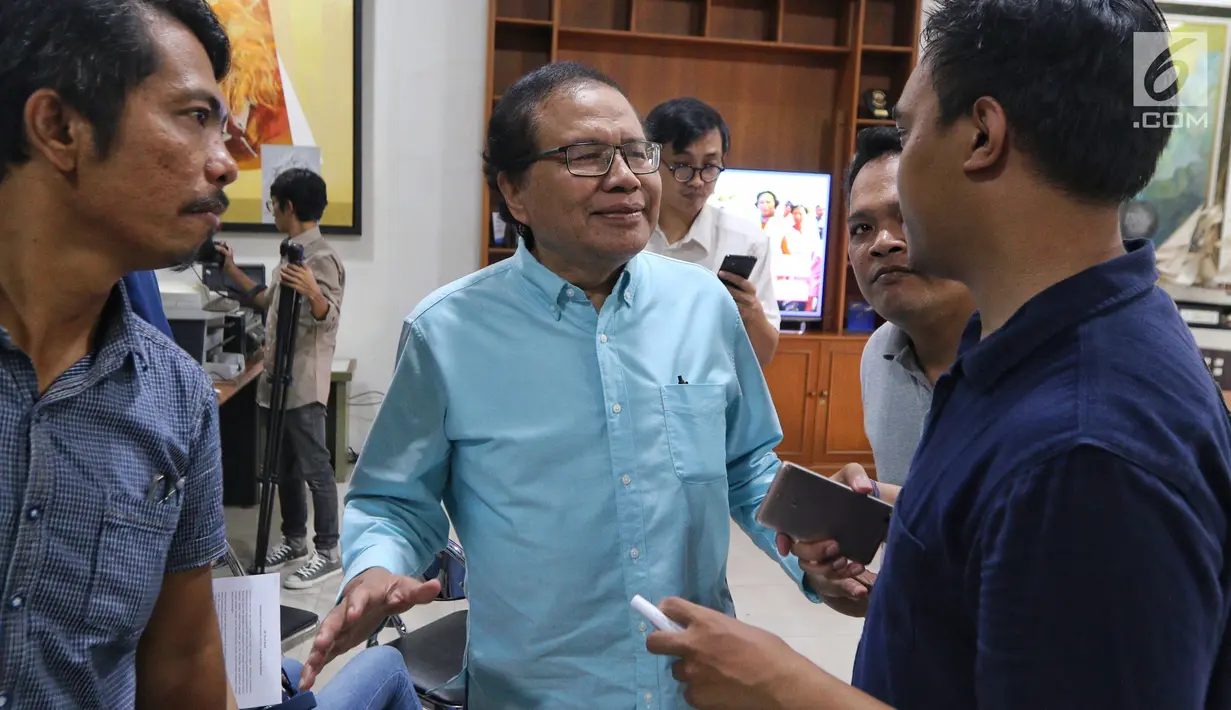 Ekonom senior Rizal Ramli menyampaikan kritikan kepada Capres Nomor Urut 01 mengenai pidatonya kemarin di Tebet, Jakarta, Senin (25/2). Rizal menyebut harusnya Jokowi berani untuk minta maaf kepada rakyat Indonesia. (Liputan6.com/Johan Tallo)