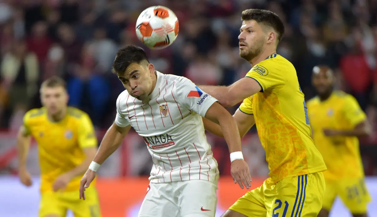 <p>Marcos Acuna. Bek kiri berusia 30 tahun ini didatangkan Sevilla pada awal musim 2020/2021 dari Sporting Lisbon dengan nilai transfer 11,25 juta euro. Musim ini ia telah tampil 37 kali di semua ajang dengan torehan 1 gol dan 4 assist. Bersama Timnas Argentina ia telah mengoleksi 41 caps dengan torehan 5 assist sejak melakukan debut pada 16 November 2016. (AFP/Cristina Quicler)</p>