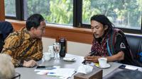 Menhut Raja Juli Antoni mengajak Abdul Haris Agam, salah satu anggota tim penyelamat turis Brasil, Juliana Marins, berdiskusi tentang SOP pendakian gunung. (dok. Humas Kemenhut)