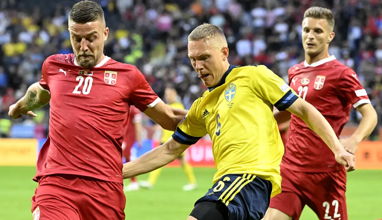 Ludwig Augustinsson (tengah) juga merupakan pemain Aston Villa. Namun, ia merupakan pemain yang dipinjam dari Sevilla. Sayangnya, nasib Ludwig Augustinsson sama dengan Robin Olsen. Dia belum dimainkan dan hanya duduk di bench dalam 5 pertandingan. (AFP/Jonas Ekstromer)