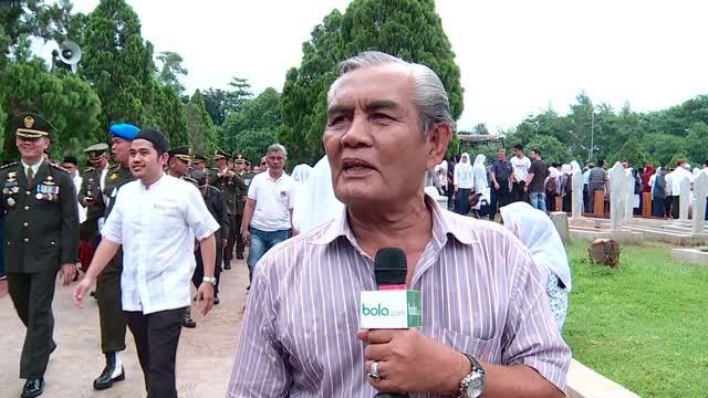 Video kenangan legenda sepak bola Indonesia, Ojong Liza, terhadap Maulwi Saelan.