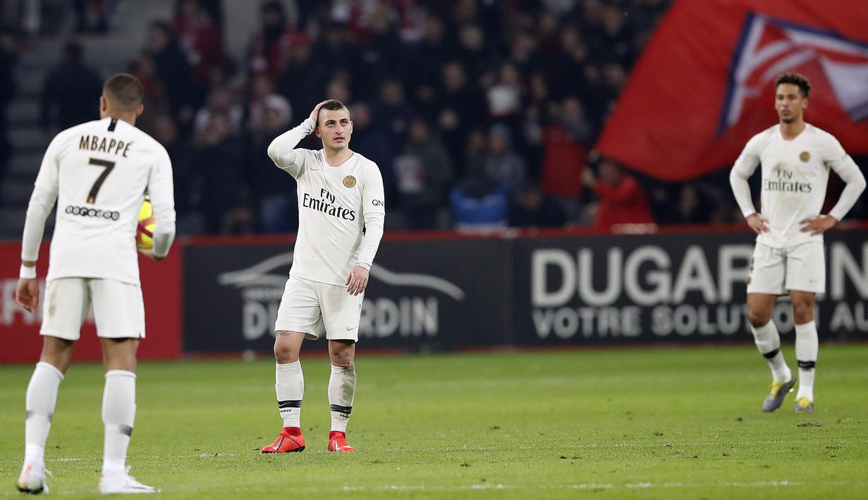 Para pemain Paris Saint-Germain (PSG), tampak kecewa usai ditaklukkan Lille pada laga Liga Prancis di  Stade Pierre Mauroy, Minggu (14/4). PSG takluk 1-5 dari Lille. (AP/Christophe Ena)