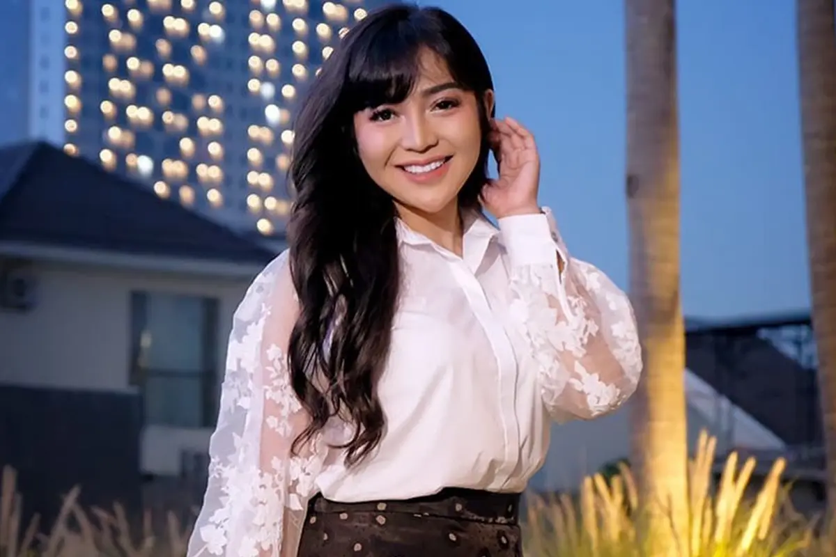 FOTO: Gaya Kasual Chacha Sherly eks Trio Macan yang Memesona