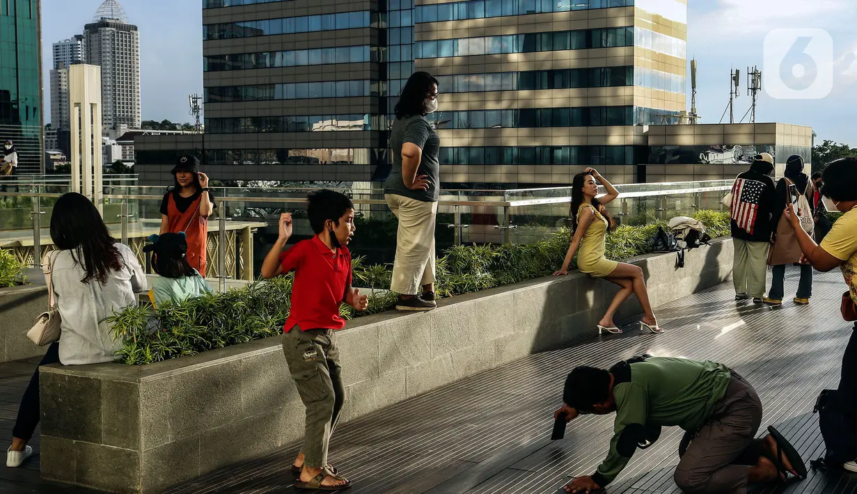 <p>Warga berfoto di Sarinah Jakarta, Jumat (6/5/2022). Warga Jakarta dan sekitarnya mengisi libur Idul Fitri 1443 H untuk berjalan jalan dan berekreasi bersama keluarga ke Mall dan tempat-tempat wisata di Ibu Kota. (Liputan6.com/Johan Tallo)</p>