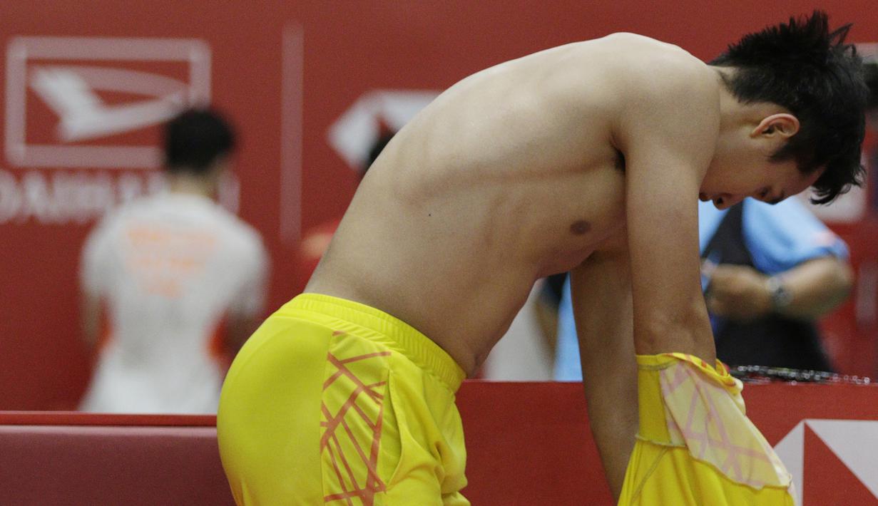 Tunggal putra Indonesia, Jonatan Christie, mengganti baju saat melawan tunggal China pada Indonesia Masters 2019 di Istora Senayan, Jakarta, Kamis (24/1). Jonatan lolos ke perempat final. (Bola.com/M. Iqbal Ichsan)