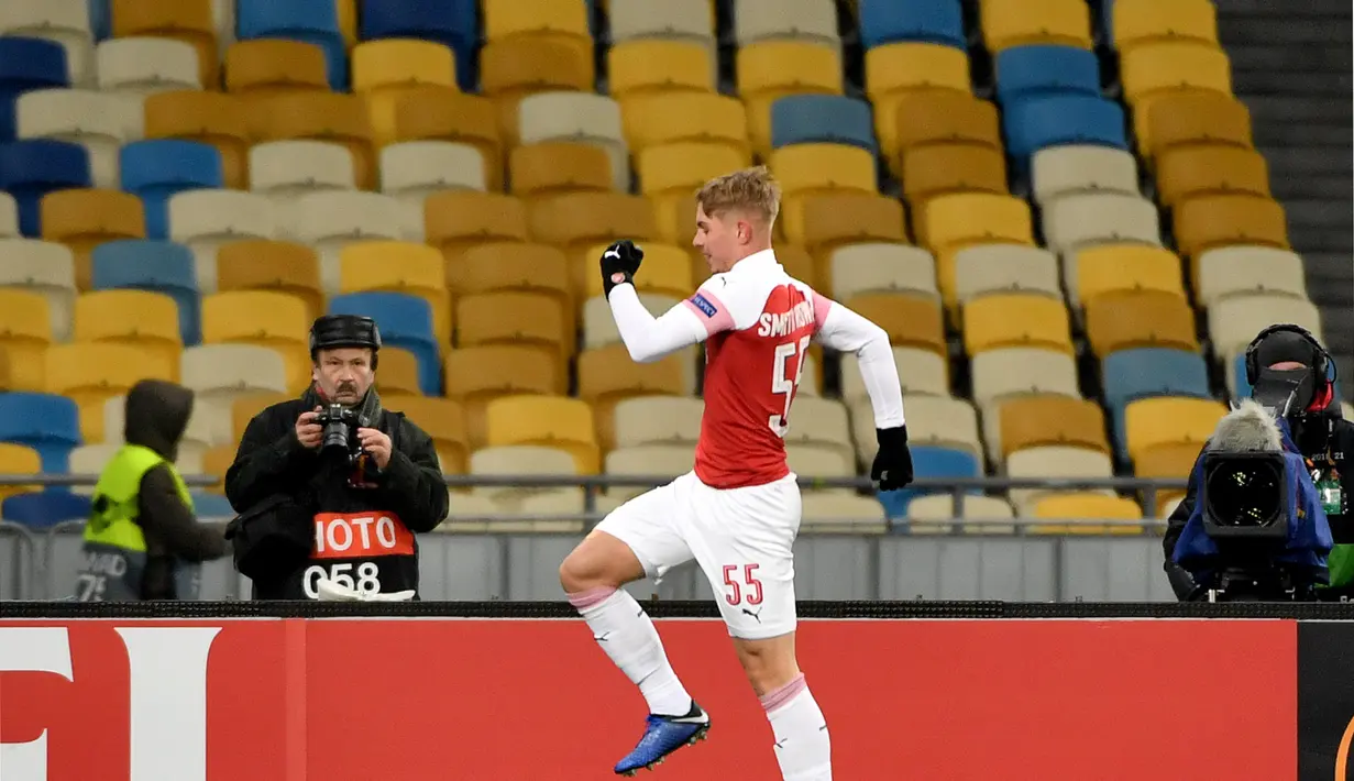 Selebrasi pemain muda Arsenal, Emile Smith Rowe usai mencetak gol pertama ke gawang Vorskla pada laga lanjutan Grup E Liga Europa yang berlangsung stadion NSK Olimpiyskiy, Kyiv, Jumat (30/11). Arsenal menang atas Vorskla 3-0. (AFP/Sergei Supinsky)
