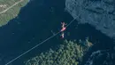 Flying Frenchies adalah olahraga ekstreem perpaduan terjun payung, selancar dan berjalan seimbang di atas tali, pegunungan Vercors Perancis, Rabu (9/11). (REUTERS/ redbullcontentpool)