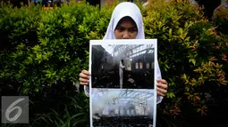 Sejumlah wanita membawa poster bergambar korban serangan Arab Saudi terhadap Yaman di Kedutaan Besar Arab Saudi, Jakarta, Selasa (11/10). (Liputan6.com/Faizal Fanani)