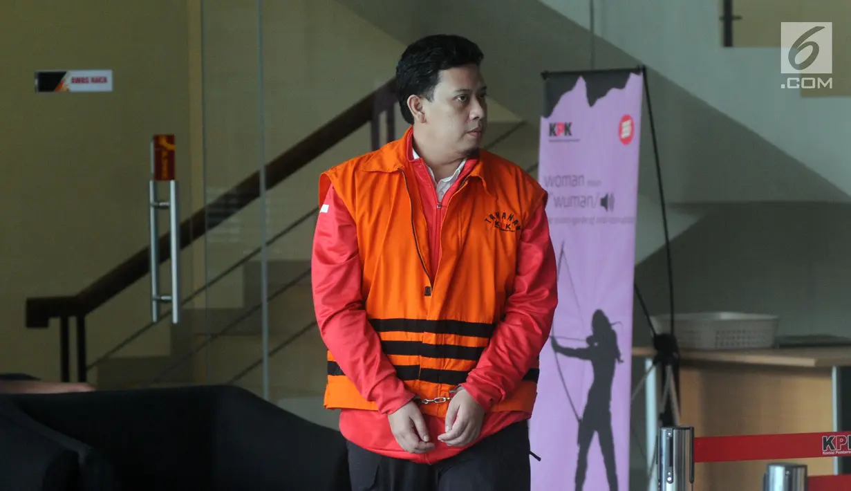 Bupati nonaktif Cianjur Irvan Rivano Muchtar usai menjalani pemeriksaan lanjutan di Gedung KPK, Jakarta, Selasa (2/4). Irvan diperiksa sebagai tersangka untuk pelengkapan berkas dalam kasus dugaan menerima suap anggaran pendidikan dari para kepala sekolah di Cianjur. (merdeka.com/Dwi Narwoko)