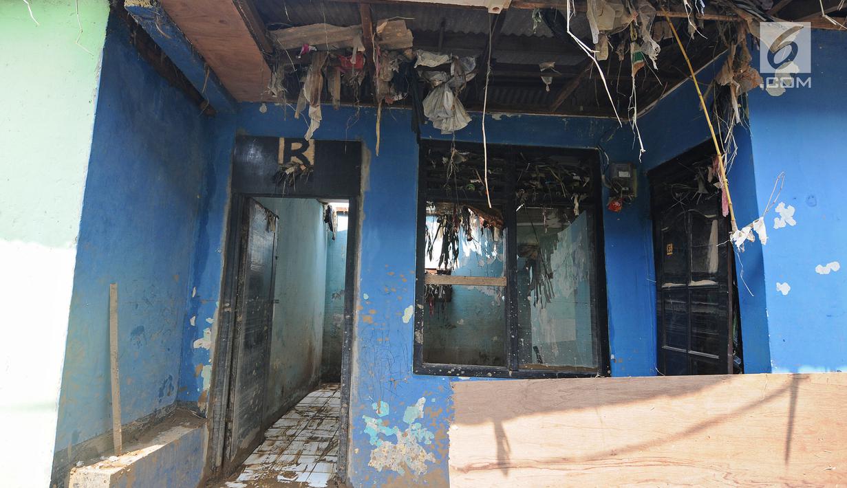 Sampah plastik menyangkut di langit-langit rumah warga usai banjir melanda kawasan  Balekambang, Kramatjati, Jakarta Timur, Selasa (30/4/2019). Sejumlah rumah warga di RT 005/RW 005 Balekambang rusak diterjang banjir yang terjadi pada 27 April 2019 lalu. (Liputan6.com/Herman Zakharia)